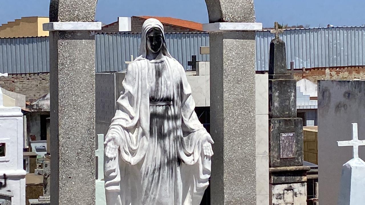 Cemitério em Cedro é vandalizado com expressão e símbolos nazistas