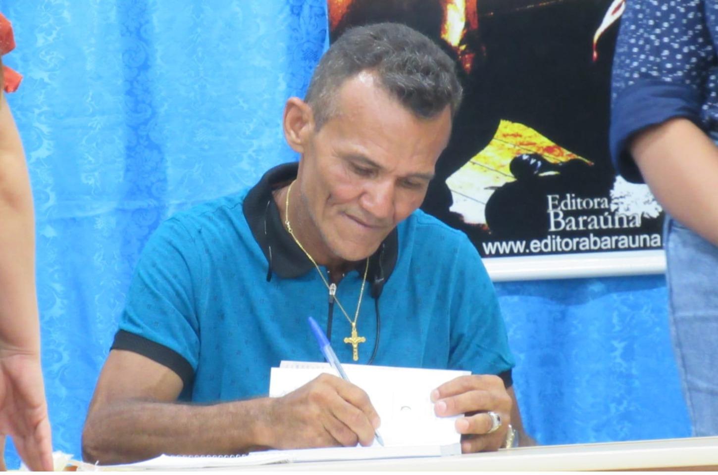 Icoense lança seu quarto livro no distrito de Lima Campos