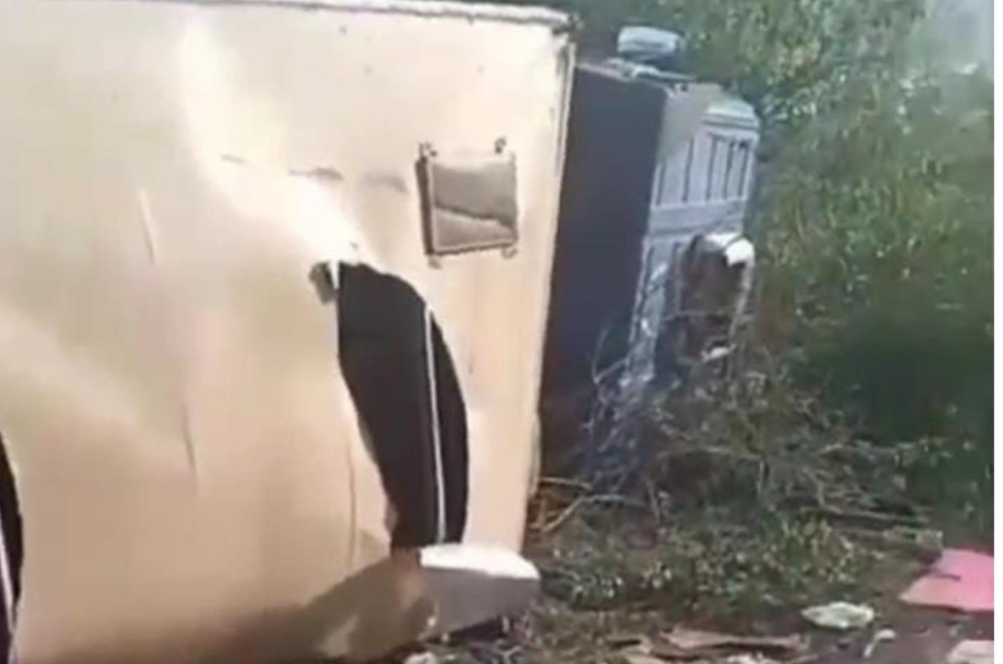 Caminhão tomba na BR-116 em Icó e carga é saqueada