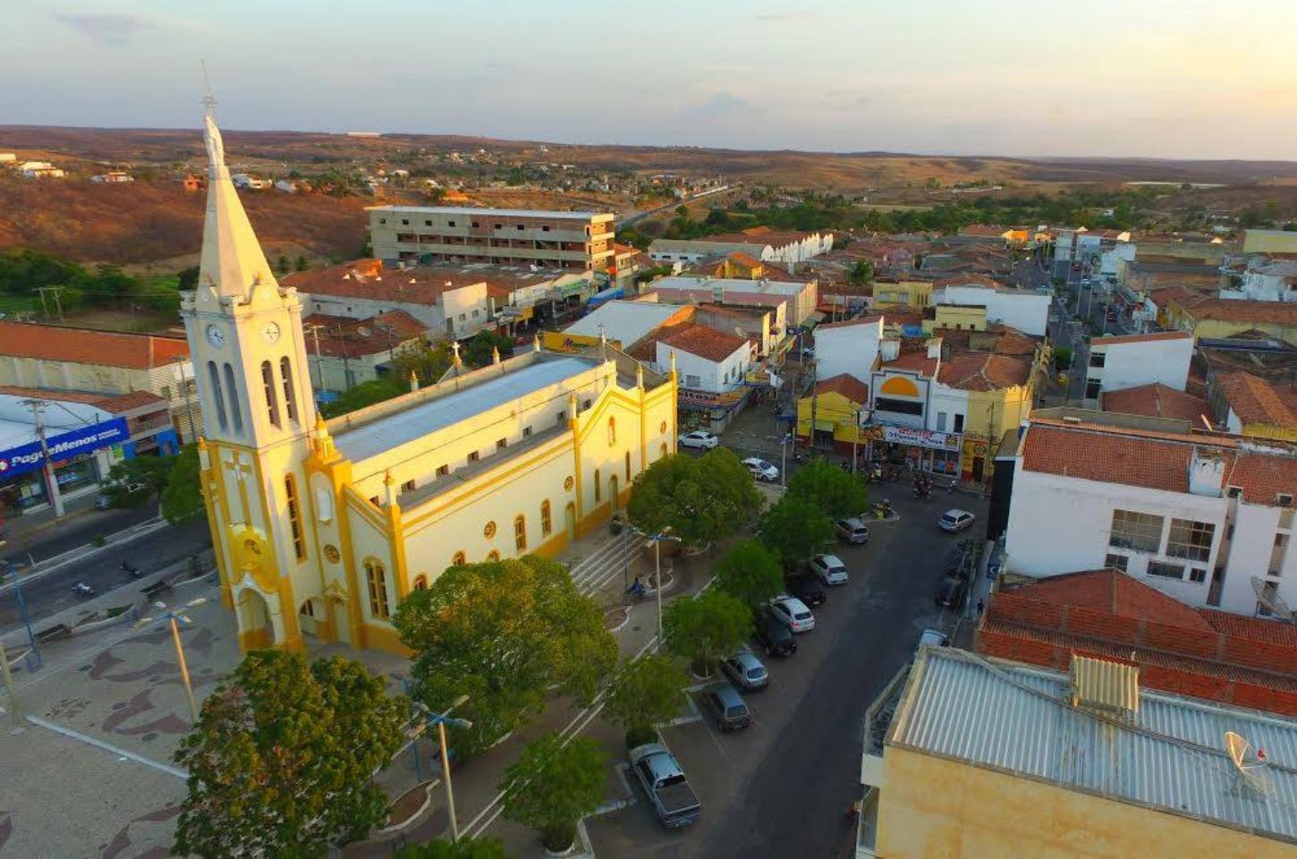 Casal suspeito de usar filhos para pedir esmola e ficar com dinheiro é detido em Acopiara