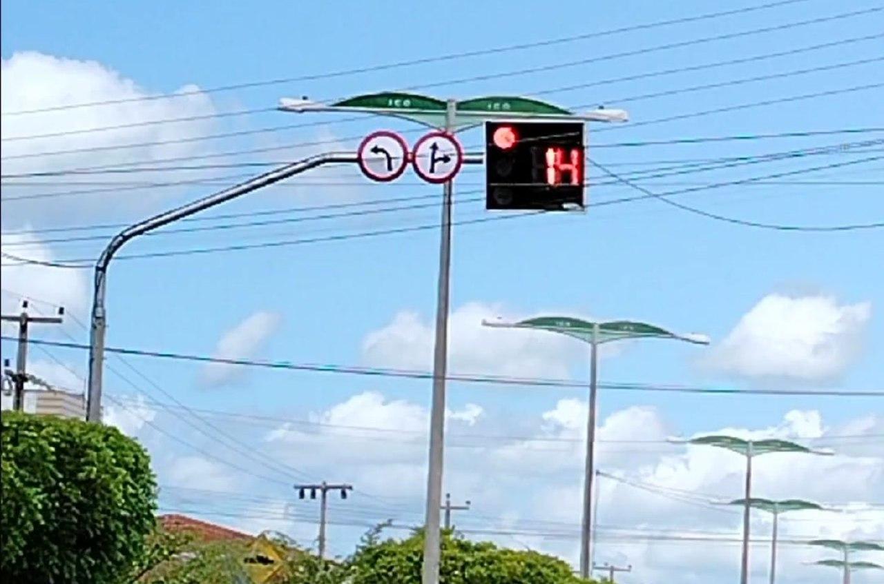 Novos semáforos na avenida Josefa Nogueira Monteiro em Icó exige atenção dos condutores de veículos