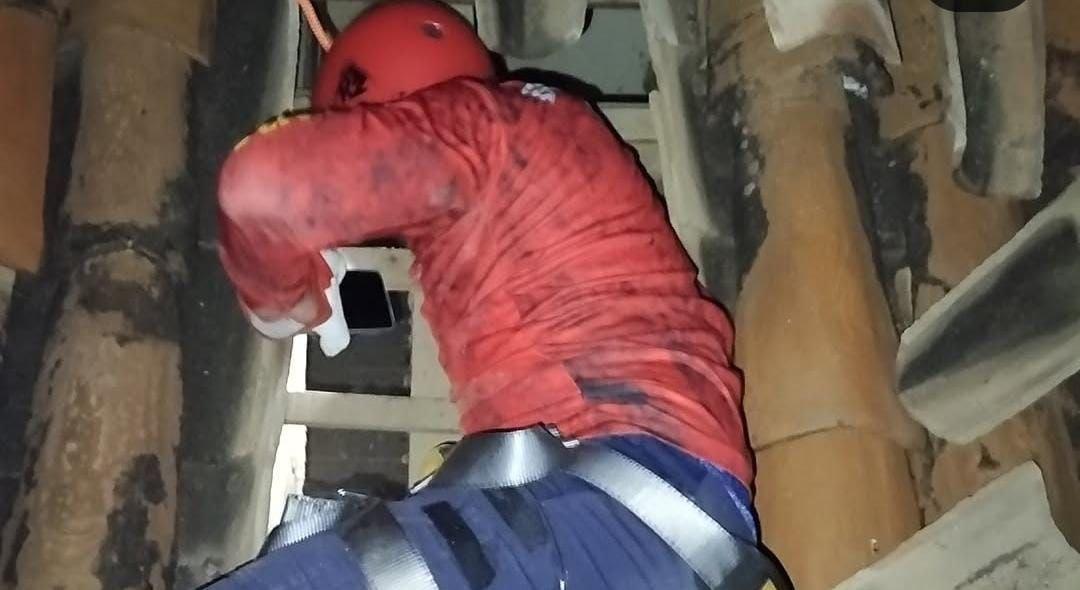 Bombeiros Civis realizam resgate de gato preso em telhado de prédio histórico em Icó