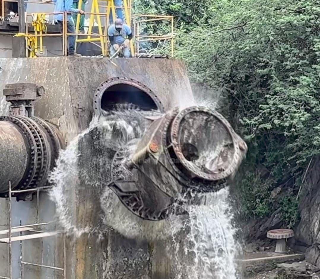 ‘Véu de noiva’ do Açude Orós é suspenso para modernização de válvula dispersora