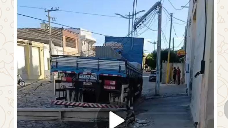 Caminhão derruba poste e danifica outro em Icó; equipes trabalham no local