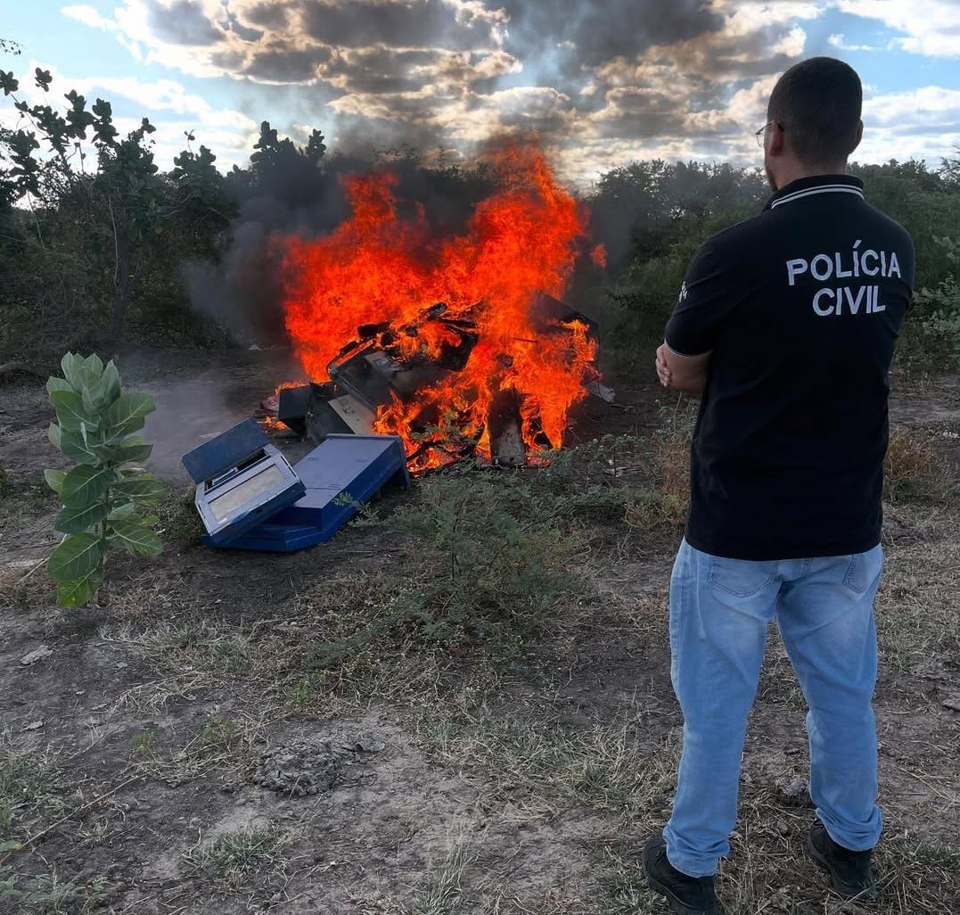 Polícia Civil de Icó Destrói Máquinas Caça-Níqueis Apreendidas em Operações Policiais