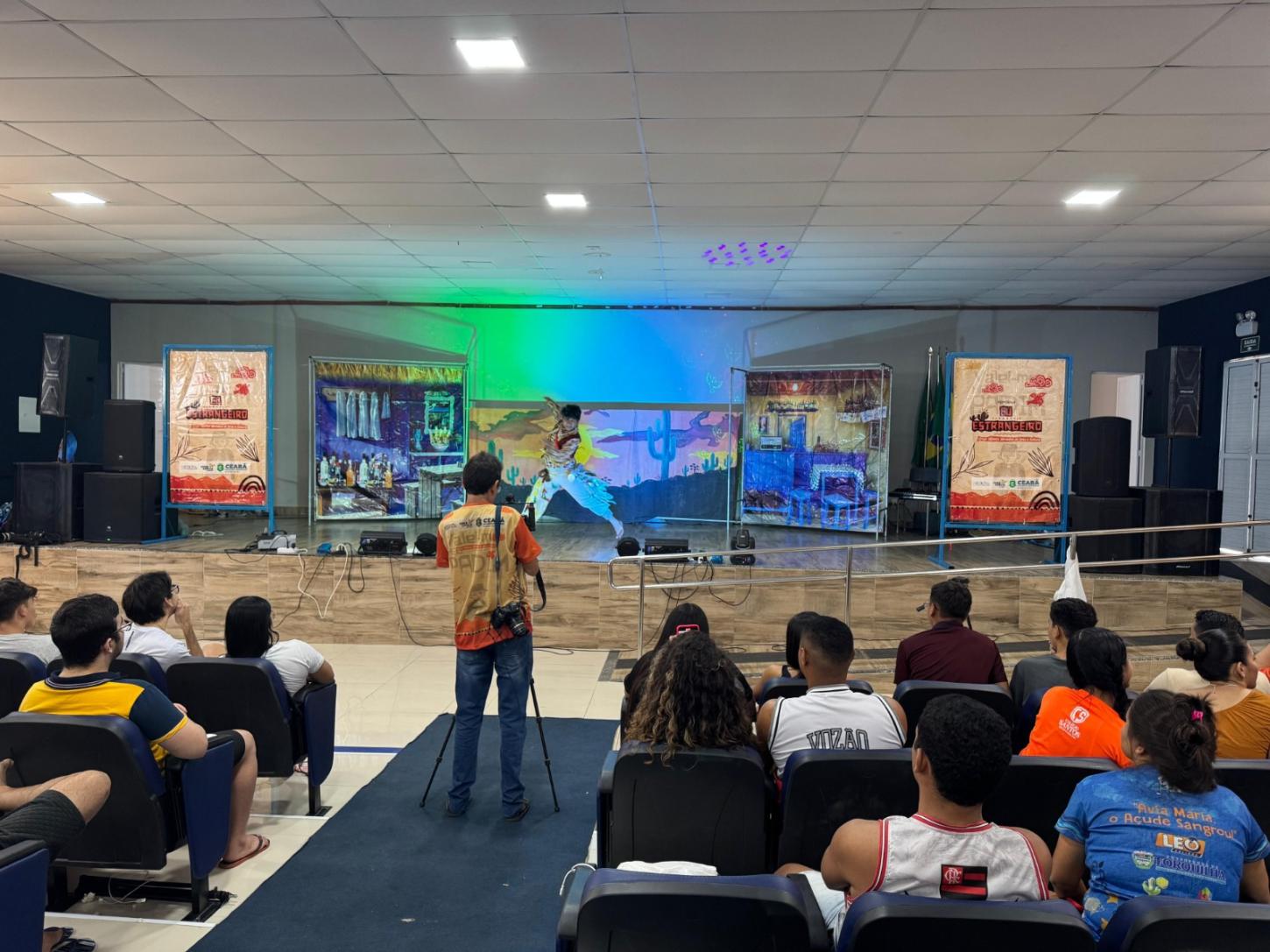 Grupo Valente Nordeste de Arte e Cultura leva o espetáculo de dança “Eu Estrangeiro” aos bairros e escolas do município