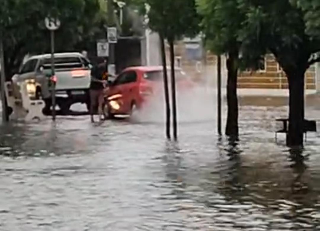Alagamentos voltam a causar transtornos em uma das principais avenidas de Icó
