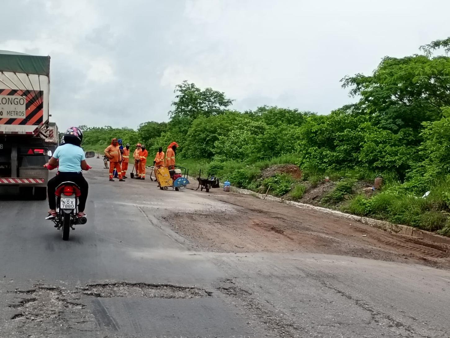 Após repercussão, equipes iniciam recuperação de trecho da BR-116 entre Icó e Jaguaribe