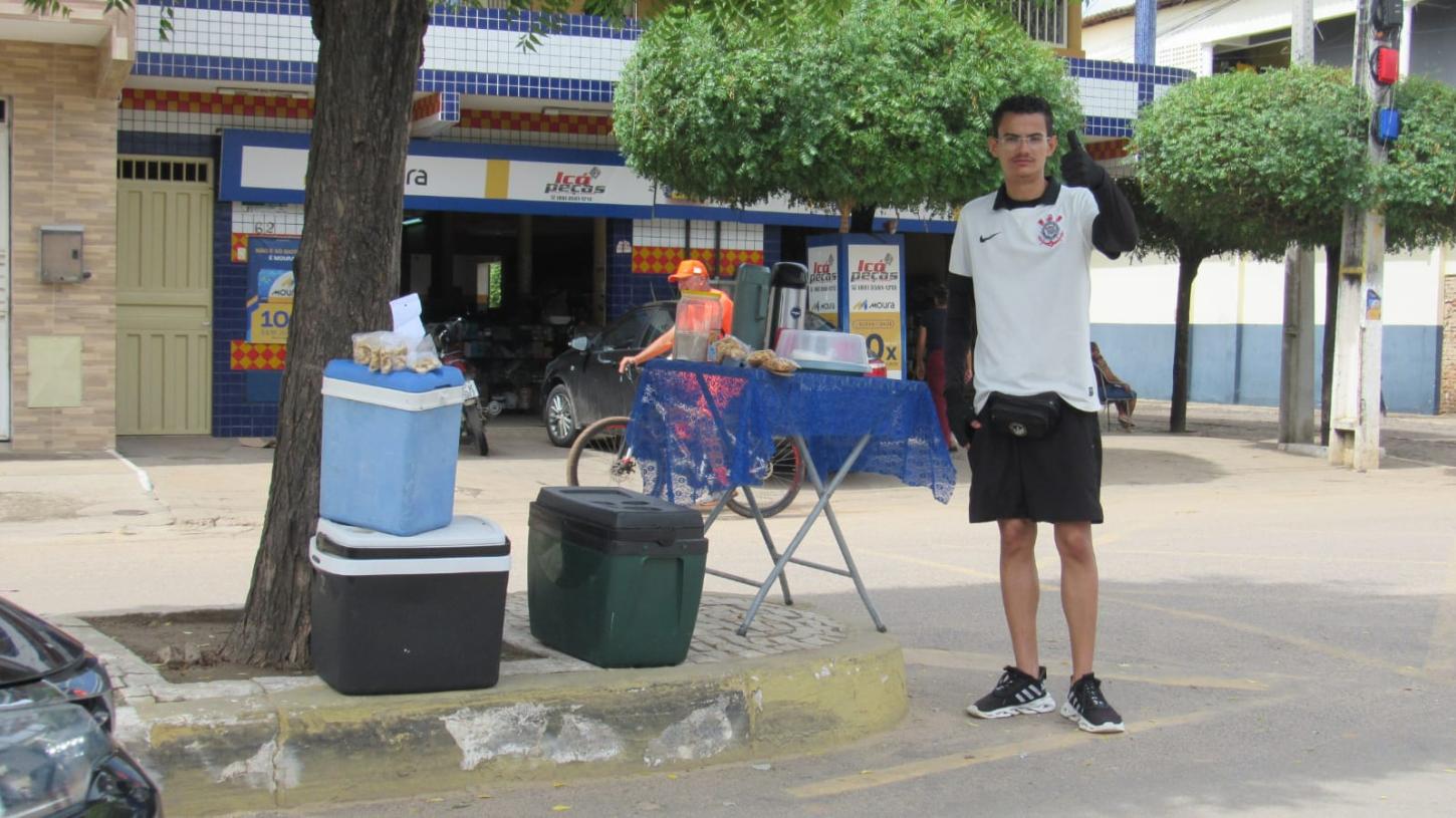 NO CORRE DO DIA A DIA: Jovem empreendedor conquista clientes no semáforo da Ponte Piquet Carneiro, em Icó