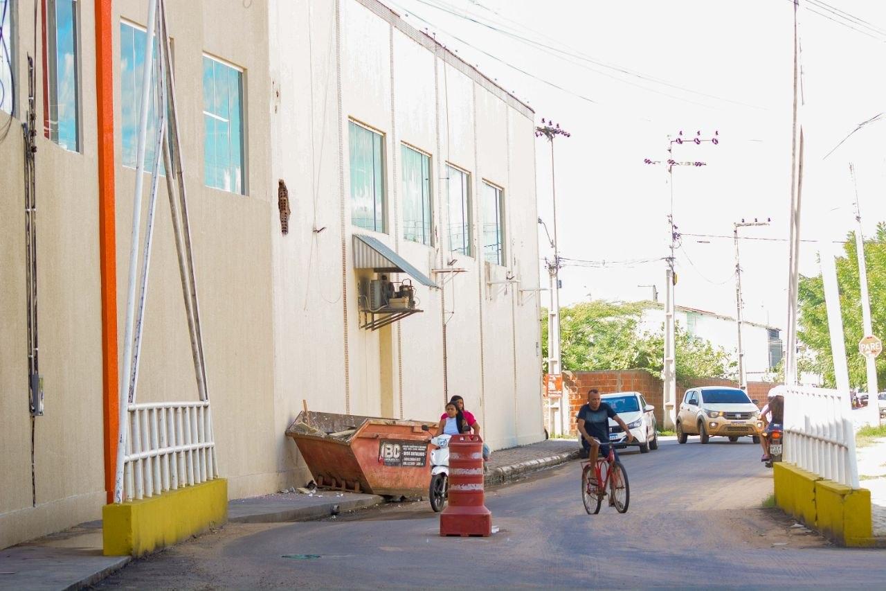 Buraco em ponte estreita preocupa moradores e motoristas em Icó