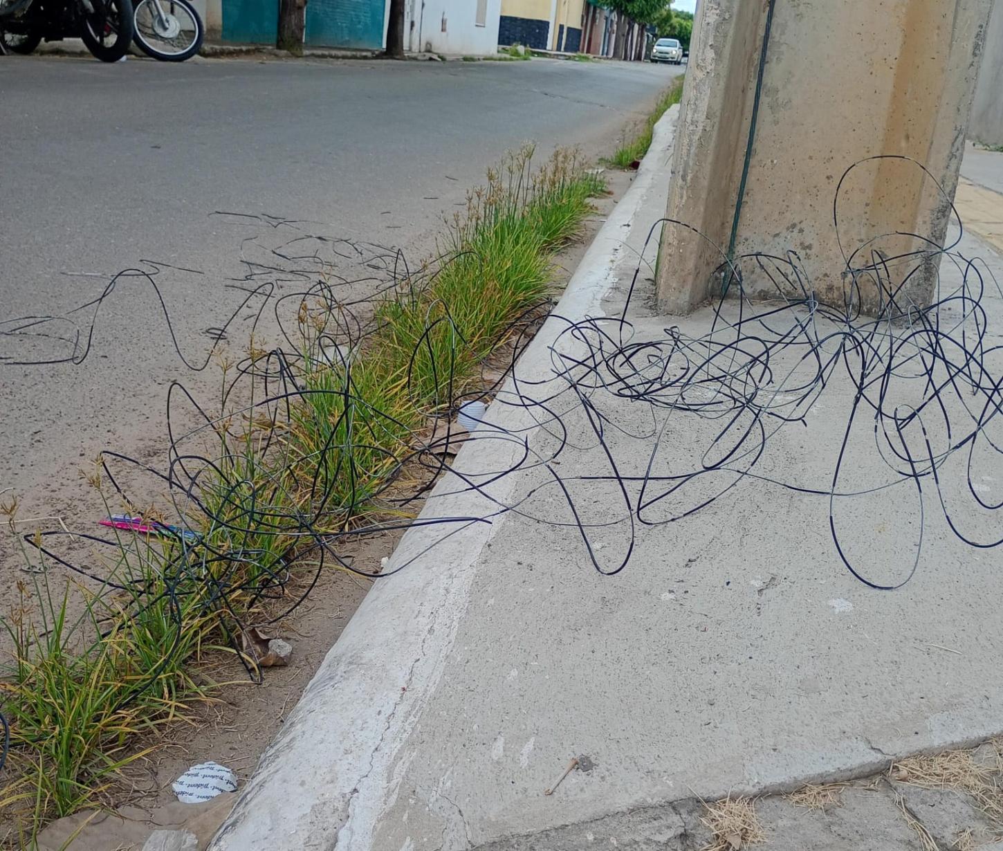 Cabos de aço de provedores caídos em ruas de Icó acendem alerta para risco de acidentes