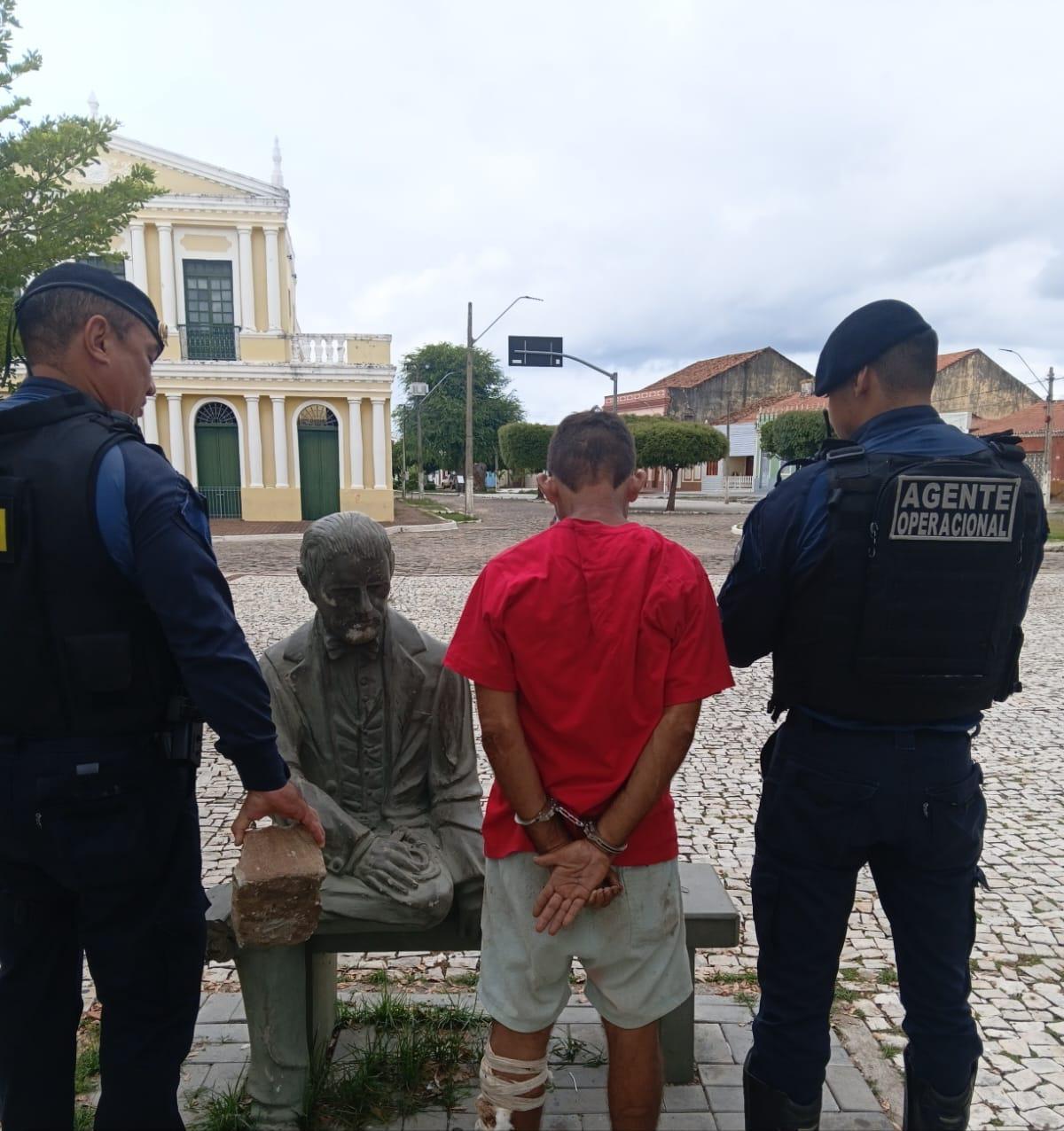 Vandalismo: estátua de Pedro Théberge é depredada e suspeito é preso em Icó