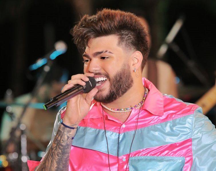 Cantor Kadu Martins sofre acidente de carro a caminho de show em Icó e teve apresentação cancelada