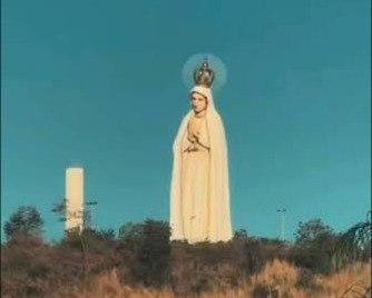 Espetáculo nas alturas: Lua cheia se alinha à estátua de Nossa Senhora de Fátima e encanta no Crato