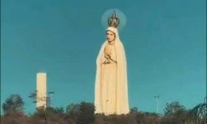 Espetáculo nas alturas: Lua cheia se alinha à estátua de Nossa Senhora de Fátima e encanta no Crato